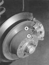 11.14 Измерение толщины колодок задних дисковых тормозов Audi 80