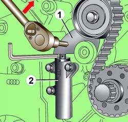 Поворачивание рычага натяжного ролика (1) для извлечения шестигранного ключа на 4 мм из механизма натяжения (2)