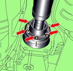 Расположение меток совмещения и болтов крепления карданного вала к фланцу главной задней передачи