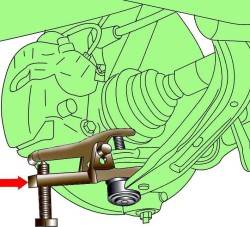 Использование съемника для извлечения шарового шарнира нижнего удерживающего рычага из поворотного кулака