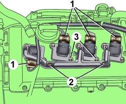 Расположение электрических разъемов (1) и болтов (3) крепления катушек зажигания, а также болтов (2) крепления кронштейна на левой головке блока цилиндров бензинового двигателя V8–5V
