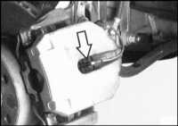 11.4 Снятие и установка задних тормозных колодок BMW 5 (E39)