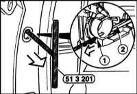 13.23 Снятие и установка наружной ручки двери BMW 5 (E39)