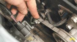 7.3 Проверка натяжения и регулировка ремня привода насоса гидроусилителя Chevrolet Niva