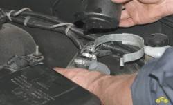 7.5 Замена бачка гидросистемы усилителя рулевого управления Chevrolet Niva