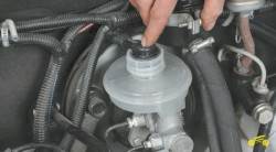 8.4 Замена тормозной жидкости Chevrolet Niva