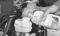 4.4.5 Замена тормозной жидкости в гидроприводах тормозов и выключения сцепления Daewoo Lanos