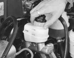 4.4.5 Замена тормозной жидкости в гидроприводах тормозов и выключения сцепления Daewoo Lanos