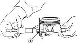 Использование микрометра (1) для измерения диаметра поршня