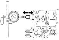 Установка кронштейна с индикатором часового типа для измерения осевого зазора коленчатого вала