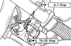 Расположение регулировочного болта (а) и болта и гайки (b) крепления нижнего кронштейна двигателя