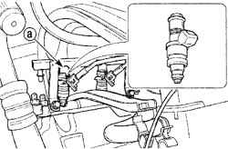Расположение форсунки (а) на двигателе