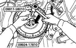 Использование съемника 09917— 58010 для снятия подшипника первичного вала коробки передач