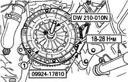 Использование специальной оправки DW210—010 и держателя маховика 09924—17810 для центрирования диска сцепления (1)