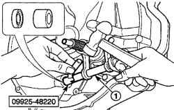 Использование съемника 09925— 48220 и молотка для снятия нижней втулки и сальника вала выключения сцепления (1)