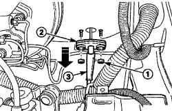 Расположение гаек (1) и уплотняющей втулки (2) крепления троса (3) к перегородке моторного отсека