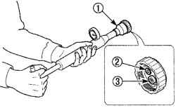 Расположение вакуумного клапана (2) и клапана давления (3) в крышке расширительного бачка (1)
