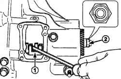 Использование отвертки (1) для сцепления шестерен первой и третьей передач и расположение гайки (2) крепления шестерни пятой передачи вторичного вала