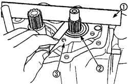 Использование линейки (1) и щупа для измерения зазора между поверхностью картера коробки передач (3) и внешней обоймой подшипника (2)