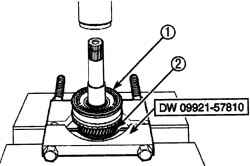 Использование приспособления DW09921—57810 для снятия ступицы (1) синхронизатора третьей-четвертой передач в сборе и шестерни третьей передачи и зубчатого кольца синхронизатора (2)