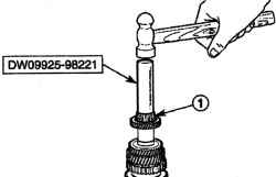 Использование молотка и инструмента DW09925—98221 для установки левого подшипника (1) на вторичный вал