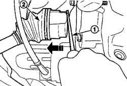 Использование отвертки (1) для извлечения вала привода (2) из коробки передач