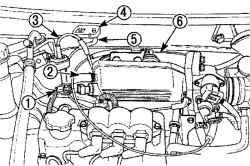 Расположение на двигателе троса акселератора, электрических разъемов и вакуумной трубки