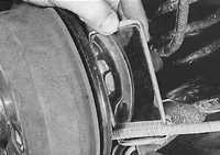 2.3.11 Проверка задних тормозных колодок Ford Escort