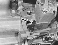 2.4.3 Проверка уровня масла в механической коробке передач Ford Escort
