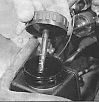 2.22 Проверка уровня жидкости в системе усилителя рулевого управления Ford Scorpio