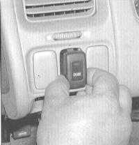 12.8 Проверка исправности функционирования и замена выключателей панели Honda Accord