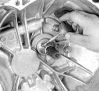 10.8 Снятие, проверка состояния и установка выжимного подшипника и вилки выключения сцепления Honda Civic