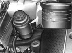 1.6.35 Проверка уровня жидкости в бачке гидропривода усилителя рулевого управления