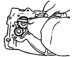 Использование щупа для измерения зазора между шестерней масляного насоса и передней крышкой