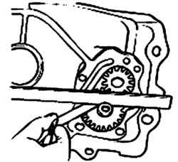 Использование металлической линейки и щупа для измерения бокового зазора шестерен масляного насоса