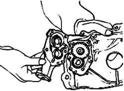 Снятие крышки масляного насоса с передней крышки