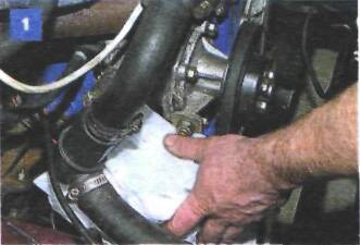 4.7 Снятие и проверка термостата на автомобиле с двигателем ВАЗ-2106 Иж Ода