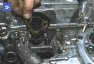 5.5 Снятие топливного насоса на автомобиле с двигателем УМПО-331 Иж Ода