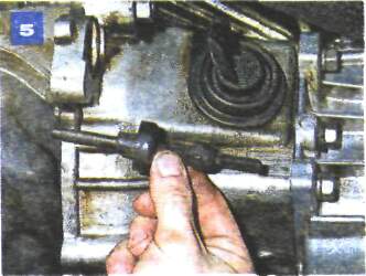 10.6 Снятие рабочего цилиндра гидропривода сцепления на автомобиле с двигателем УМПО-331 Иж Ода