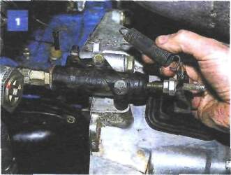 10.7 Снятие рабочего цилиндра гидропривода сцепления на автомобиле с двигателем ВАЗ-2106