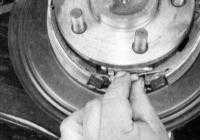 14.16 Замена башмаков стояночного тормоза (дисковые тормозные механизмы задних колес) Jeep Grand Cherokee