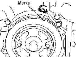 Выравнивание установочных меток на шкиве коленвала и предней крышке двигателя