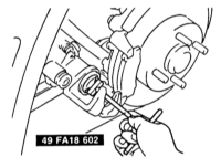 13.5  Снятие и установка колодок заднего дискового тормоза Mazda 323