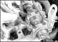 2.31 Проверка и регулировка зазоров клапанов (модели 1998 г. выпуска) Mazda 626