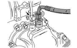 Отсоединение вакуумного шланга усилителя тормозного привода от штуцера вакуумного насоса