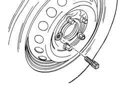 Отворачивание колесного болта для регулировки стояночного тормоза
