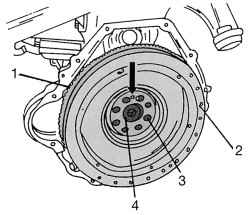 Крепление маховика на коленчатом валу (стрелкой показано центрующее отверстие)