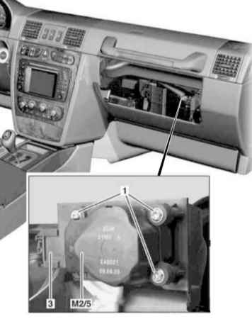 5.2.13 Снятие и установка шагового электромотора привода заслонки переключения режимов циркуляции воздуха Mercedes-Benz W463