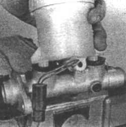 12.9 Главный цилиндр тормозной системы - снятие, переборка и установка Mitsubishi Colt
