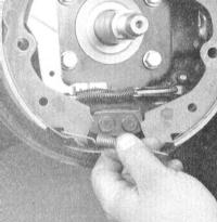 11.6 Замена башмаков барабанных тормозных механизмов задних колес Nissan Maxima QX